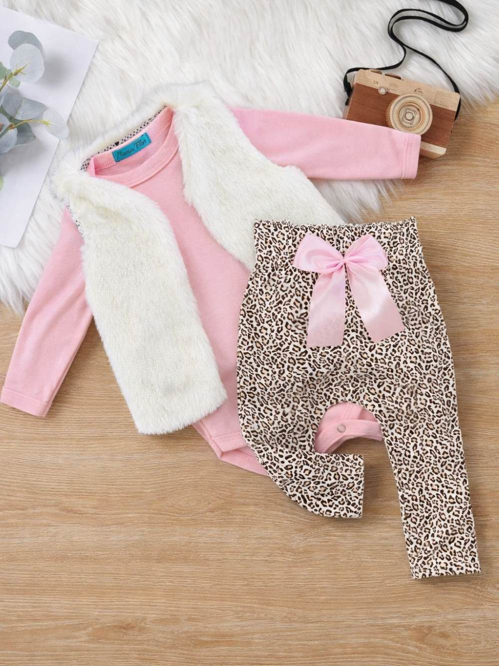 Conjunto Kit 3 Peças Bebê Menina com Body Básico, Calça e Coletinho Forrado para o Inverno Frio