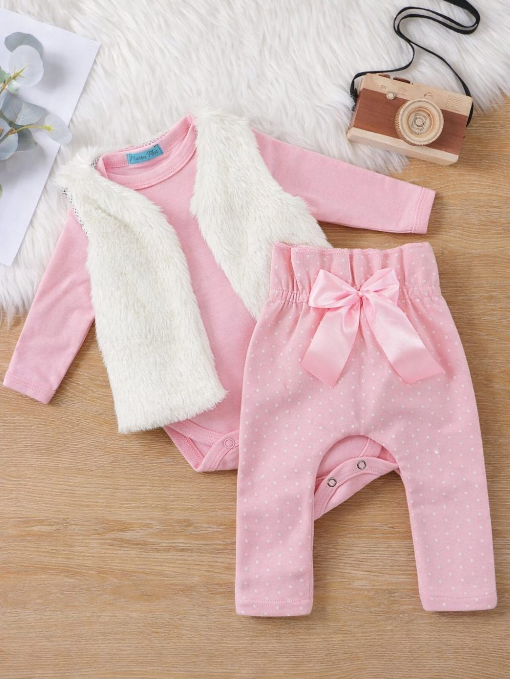 Conjunto Kit 3 Peças Bebê Menina com Body Básico, Calça e Coletinho Forrado para o Inverno Frio